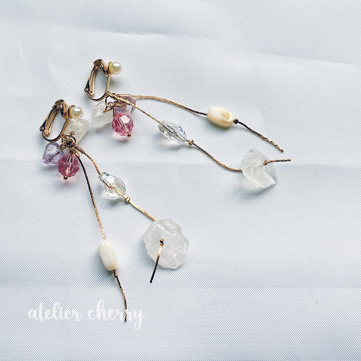 輝きの重なり。スワロフスキーと水晶とさざれ石のタッセルイヤリング（金具変更可）